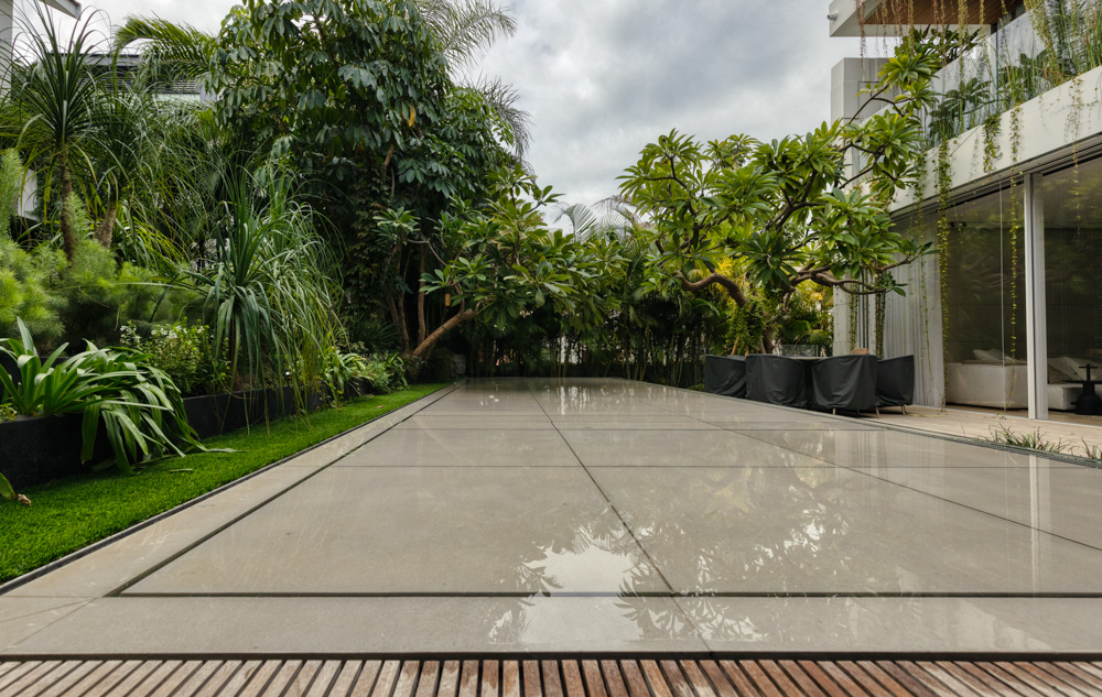 Specials for residential pools 1 | zwembadtechniek A residential movable floor in a closed position, enabling the client to use it as a patio.