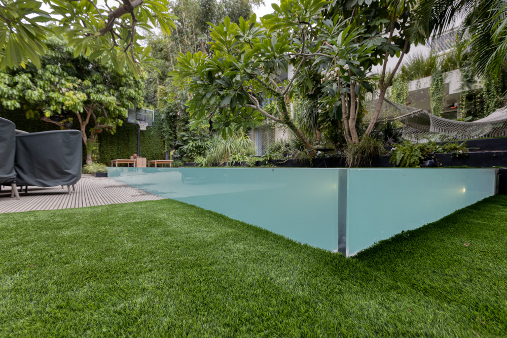 Specials for residential pools 5 | zwembadtechniek High end customized swimming pool with movable floor and open-top view.