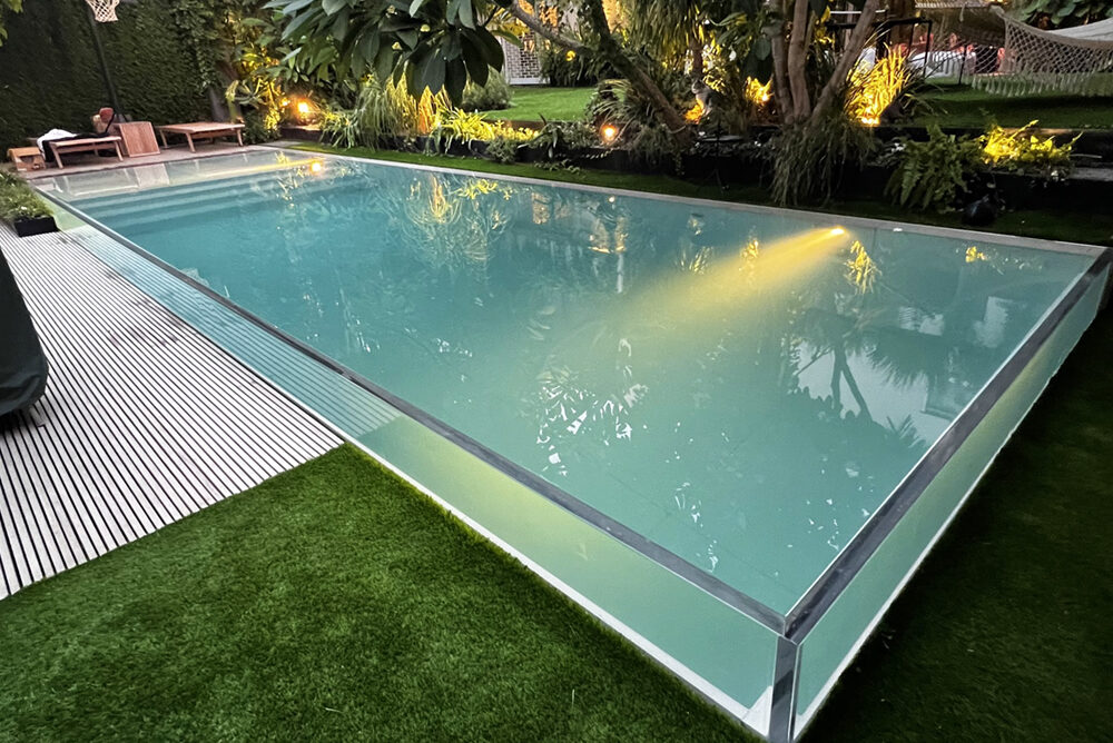 Specials for residential pools 4 | zwembadtechniek Swimming pool with acrylic underwater windows in a garden which is an architectural masterpiece.