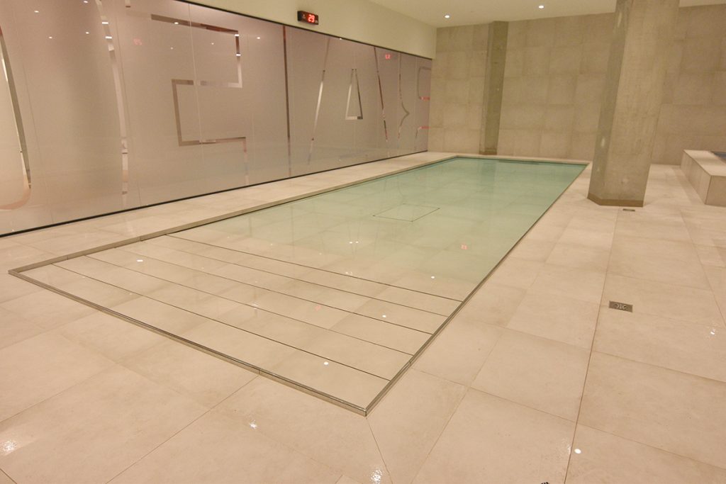 Specials for residential pools 22 | zwembadtechniek Movable floor with tilt-adjustment feature for rehabilitation of professional football players.
