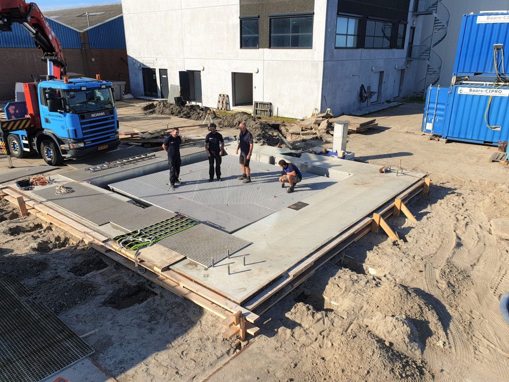 Specials for residential pools 15 | zwembadtechniek On-site installation of a movable floor for one of the deepest diving pits of Europe.