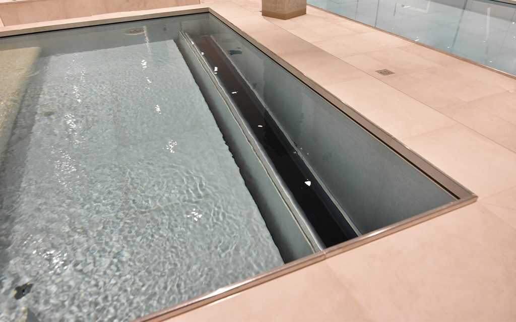 Specials for residential pools 30 | zwembadtechniek To maintain the temperature of this pool an automatic pool cover is installed under a mechanical valve.