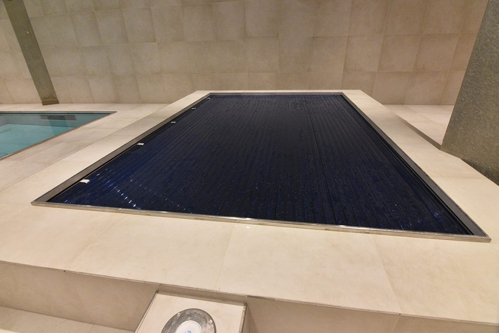Specials for residential pools 31 | zwembadtechniek To maintain the temperature of this pool an automatic pool cover is installed under a mechanical valve.
