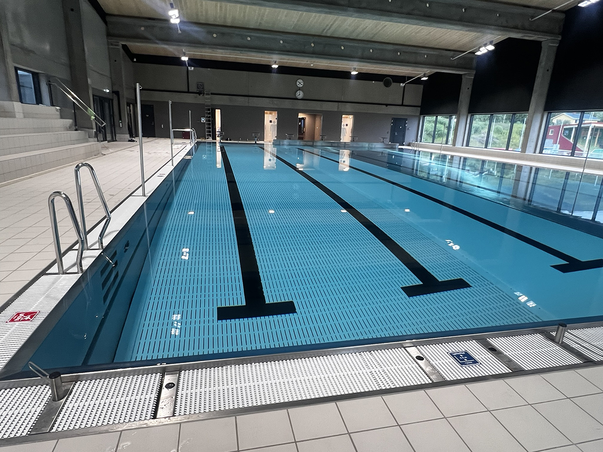 Tieleman_Hinged wall public pool-09
