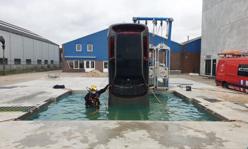 Specials for residential pools 19 | zwembadtechniek A car wreck on a movable floor. This floor enables the divers to train at varying swimming depths.