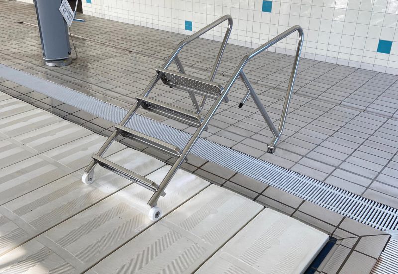 Een scharnierbare rvs zwembadladder van het Jeroen Bosch Ziekenhuis