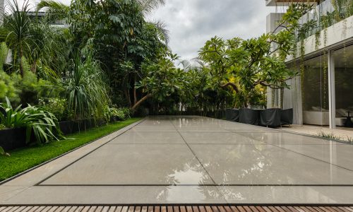 Specials for residential pools 7 | zwembadtechniek A residential movable floor in a closed position, enabling the client to use it as a patio.