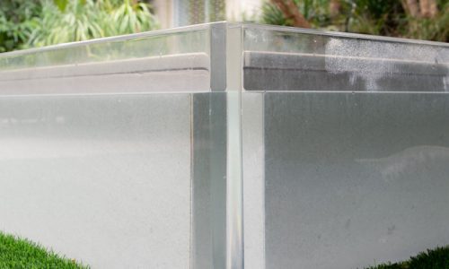 Specials for residential pools 12 | zwembadtechniek Close-up of a movable floor through an acrylic underwater window.