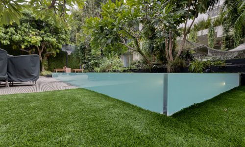 Specials for residential pools 11 | zwembadtechniek High end customized swimming pool with movable floor and open-top view.