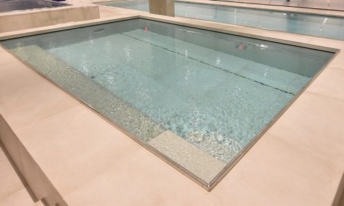 Specials for residential pools 37 | zwembadtechniek To maintain the temperature of this pool an automatic pool cover is installed under a mechanical valve.