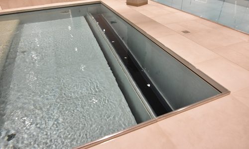 Specials for residential pools 38 | zwembadtechniek To maintain the temperature of this pool an automatic pool cover is installed under a mechanical valve.