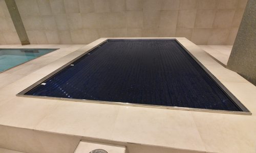 Specials for residential pools 39 | zwembadtechniek To maintain the temperature of this pool an automatic pool cover is installed under a mechanical valve.